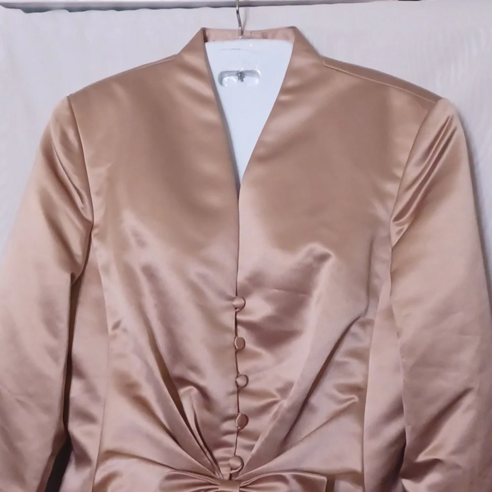 DONNA MORGAN Beige Satin Button Down Blouse With Pleats & Bow. Size 12 - Picture 3 of 10